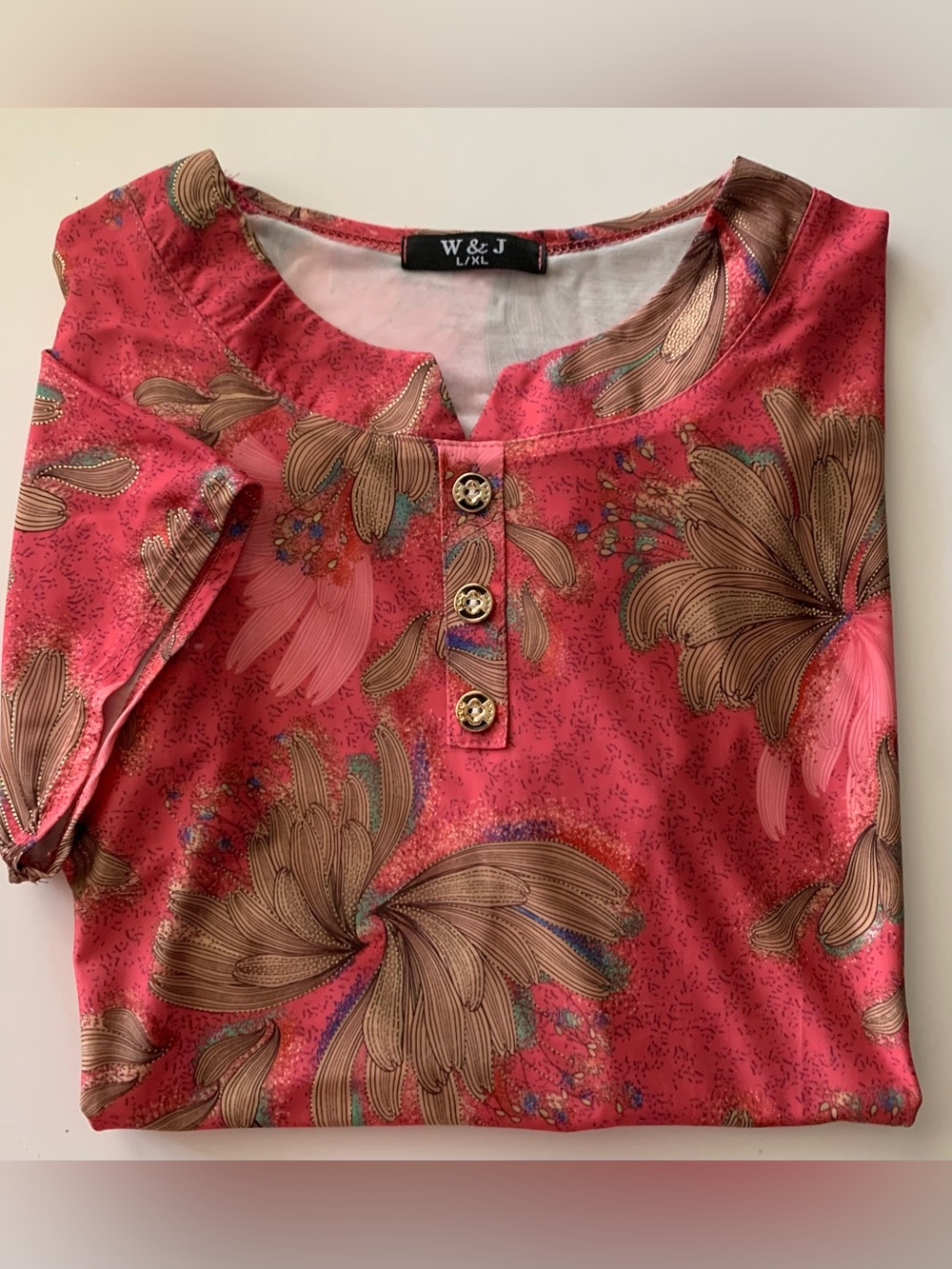W&J Fashion Blouse Shirt Top Short Sleeve 3 Button Gold Accents Pink Size L/X